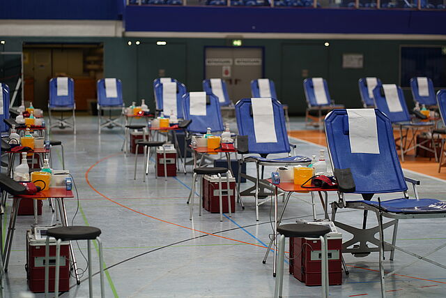 Tragen für Blutspende in einer leeren Sporthalle