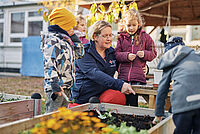 Erzieherin gärtner mit Kindern
